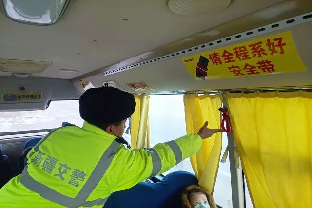 冬季整治丨哈密交警開展校車安全檢查,擰緊冬季校車出行“安全閥” 圖片
