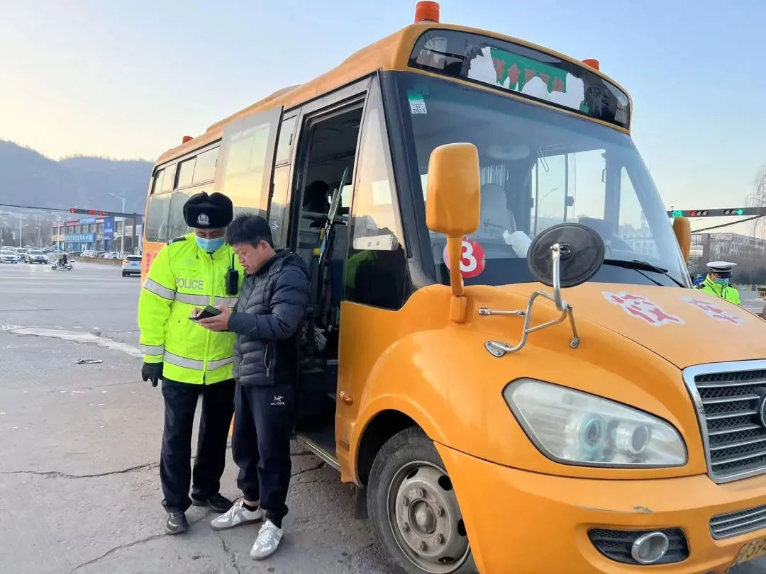 一大隊開展校車安全檢查/ 圖片