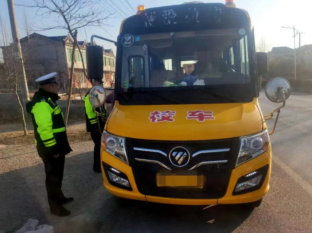 【冬季攻勢“百日行動”】山亭交警深入轄區道路開展校車安全專項檢查行動 圖片