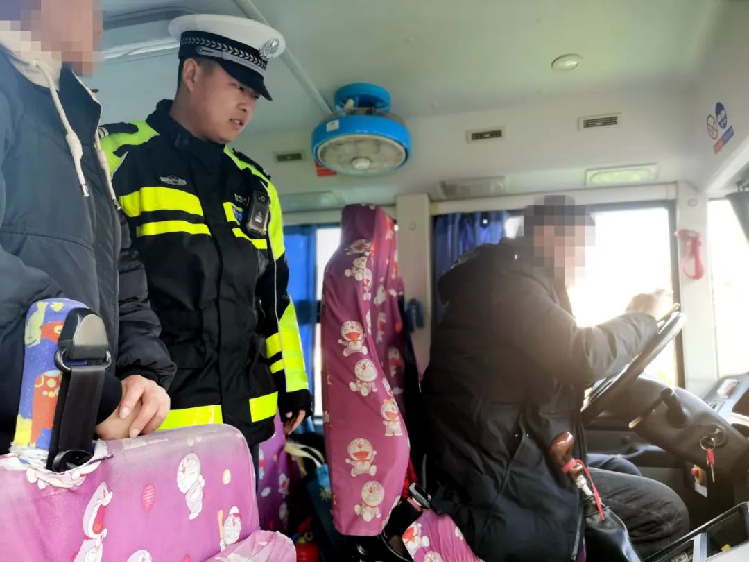 【冬季攻勢“百日行動”】山亭交警深入轄區道路開展校車安全專項檢查行動 圖片