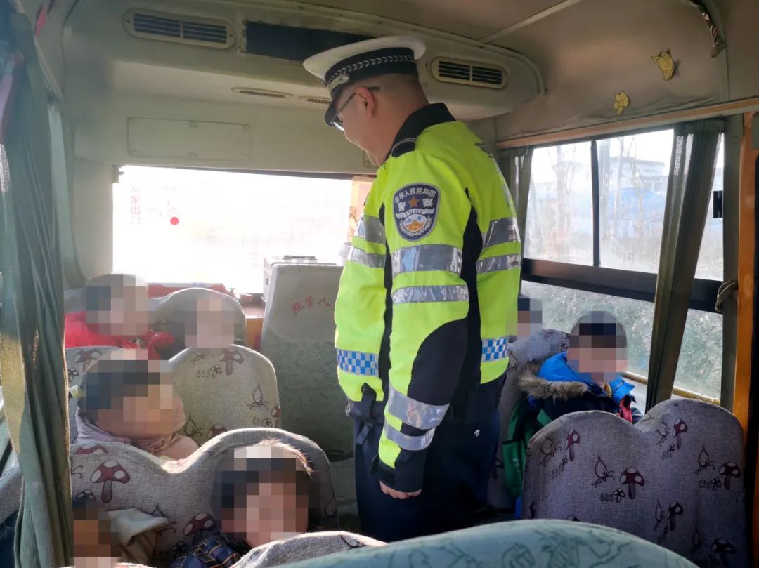 【冬季攻勢“百日行動”】山亭交警深入轄區道路開展校車安全專項檢查行動 圖片