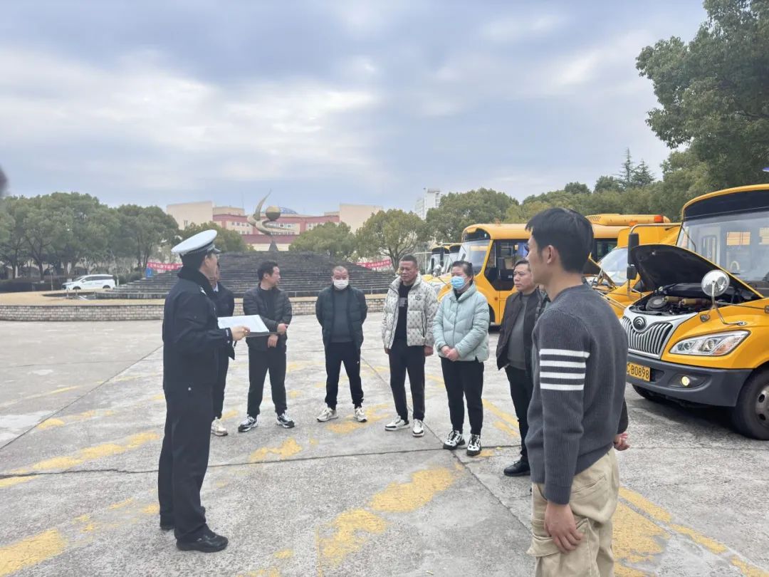 區教育局聯合交警支隊開展校車集中安全大檢查/ 圖片