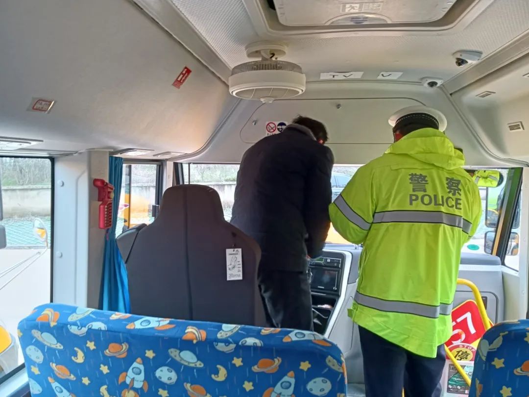 護航開學季,筑牢學生平安上學路——行千里校車開展安全大檢查 護航開學季,筑牢學生平安上學路——行千里校車開展安全大檢查