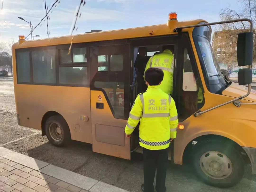 校車“大體檢”,全省交警組織開展校車安全隱患排查整治 | 重磅行動 圖片