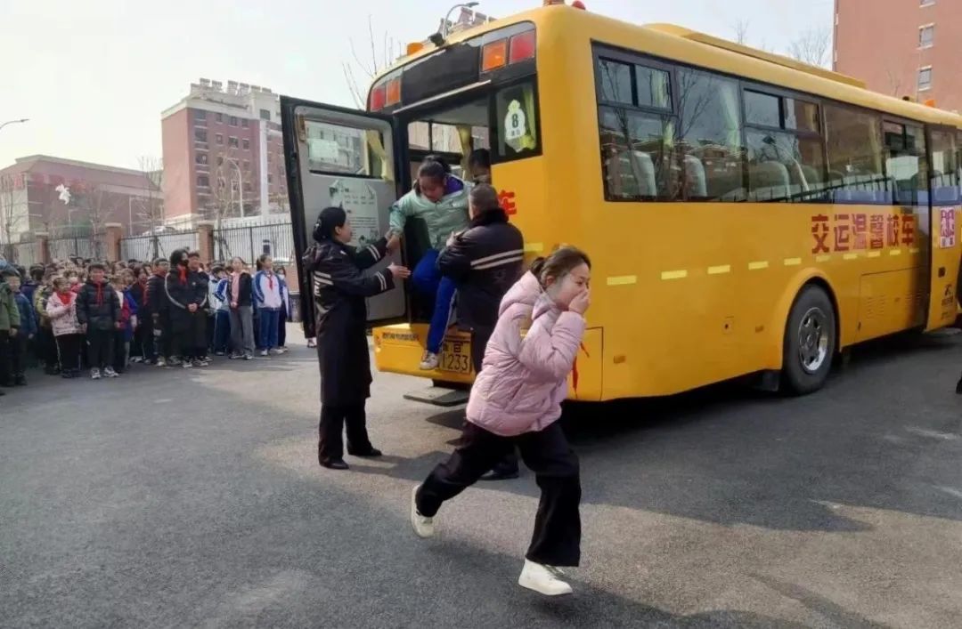 全環境立德樹人|“演練不松懈 安全伴我行”校車應急逃生演練活動 全環境立德樹人|“演練不松懈 安全伴我行”校車應急逃生演練活動
