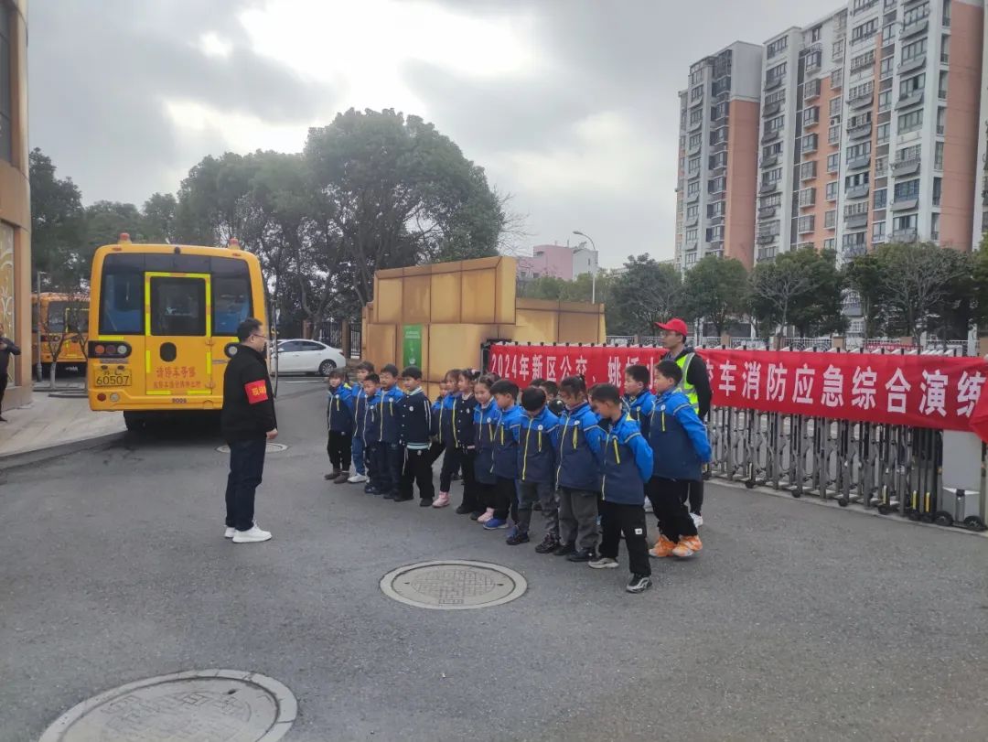 擰緊校車(chē)“安全閥” 筑牢學(xué)生“平安墻” 圖片