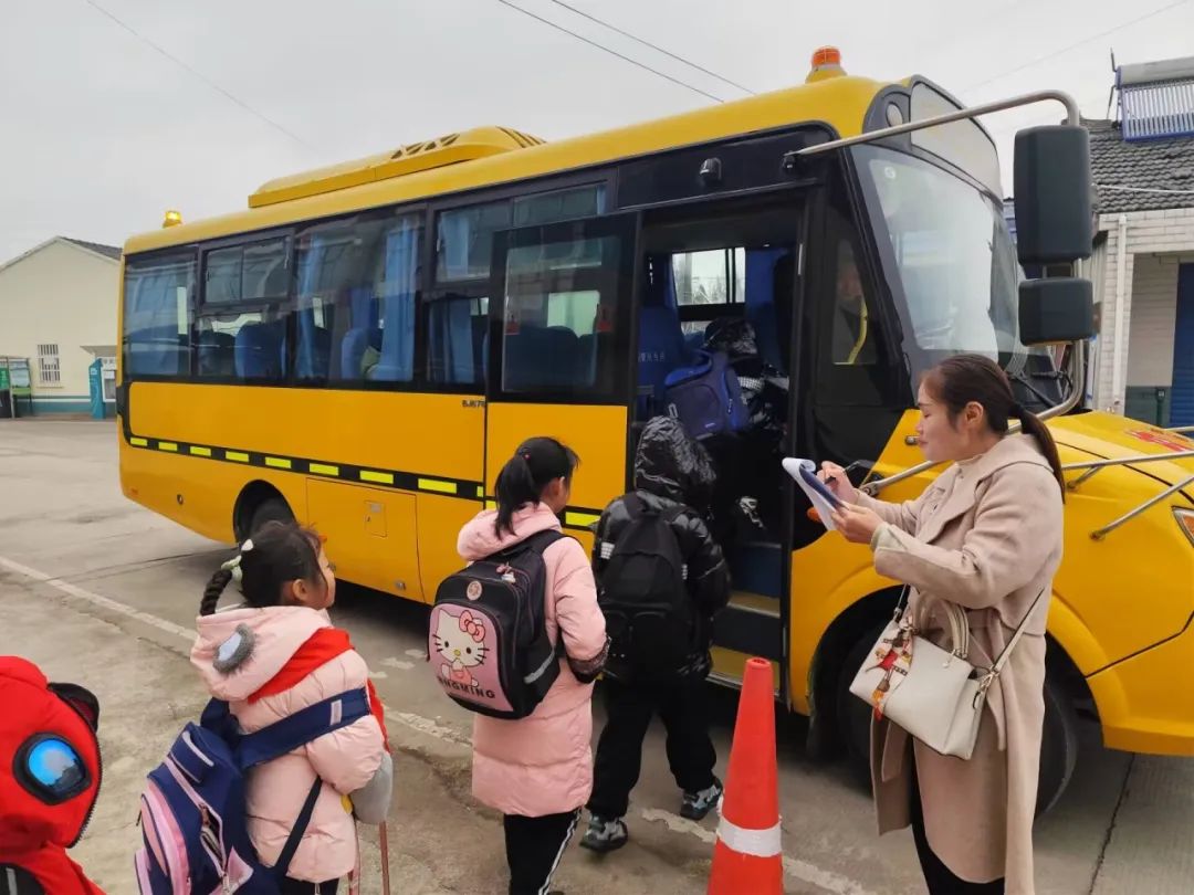 擰緊校車(chē)“安全閥” 筑牢學(xué)生“平安墻” 圖片