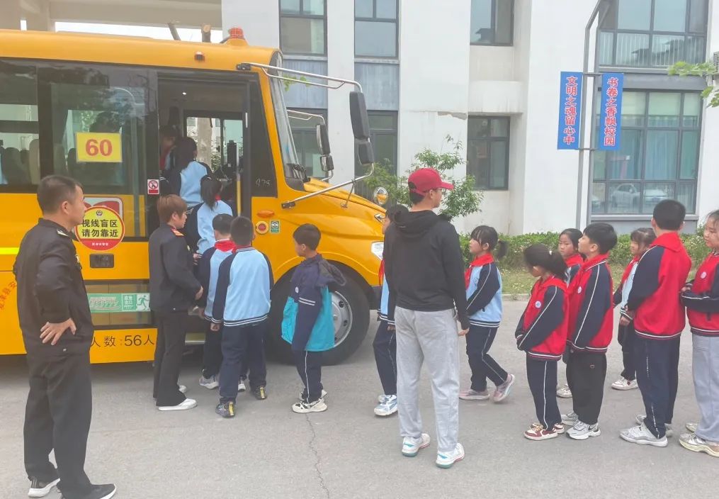 安全“童”行,全力護(hù)航 ——夏津縣實(shí)驗(yàn)小學(xué)開(kāi)展校車(chē)安全疏散演練 安全“童”行,全力護(hù)航 ——夏津縣實(shí)驗(yàn)小學(xué)開(kāi)展校車(chē)安全疏散演練