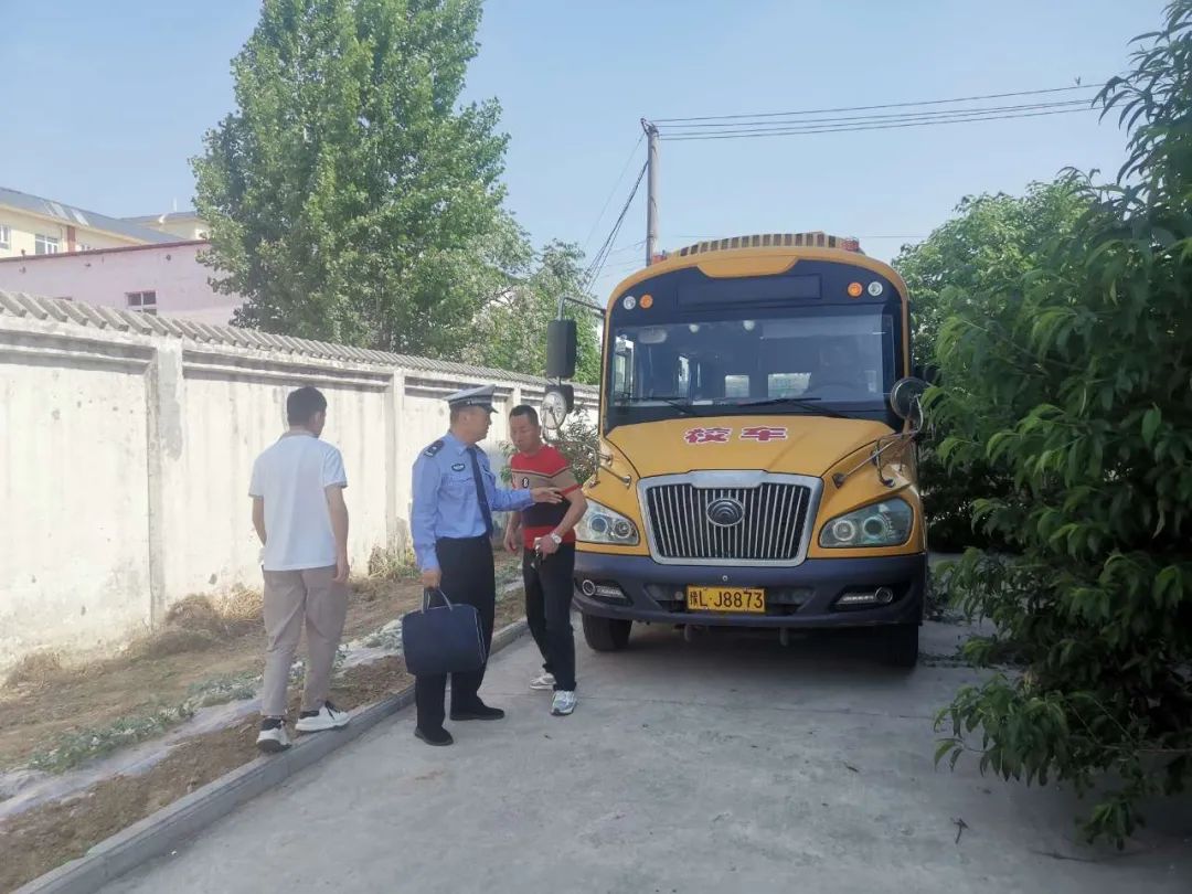 校車安全無(wú)小事!舞陽(yáng)交警開展校車安全檢查,“問題”車輛立即整改 圖片