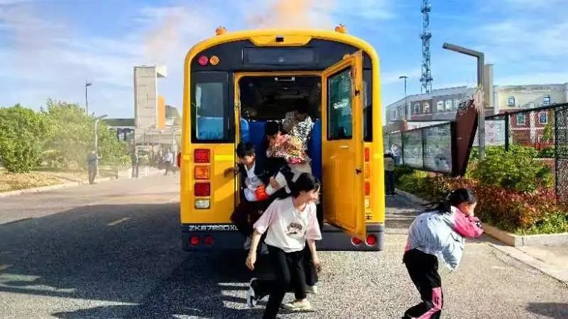 平安乘車 安全“童”行——校車安全應急演練活動 圖片