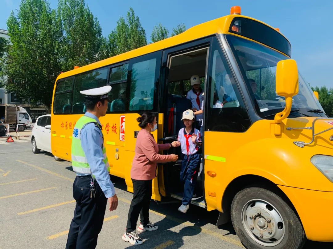 安全始于心 防患始于行|松原公安交警開展“知危險 會避險”校車交通事故應急演練