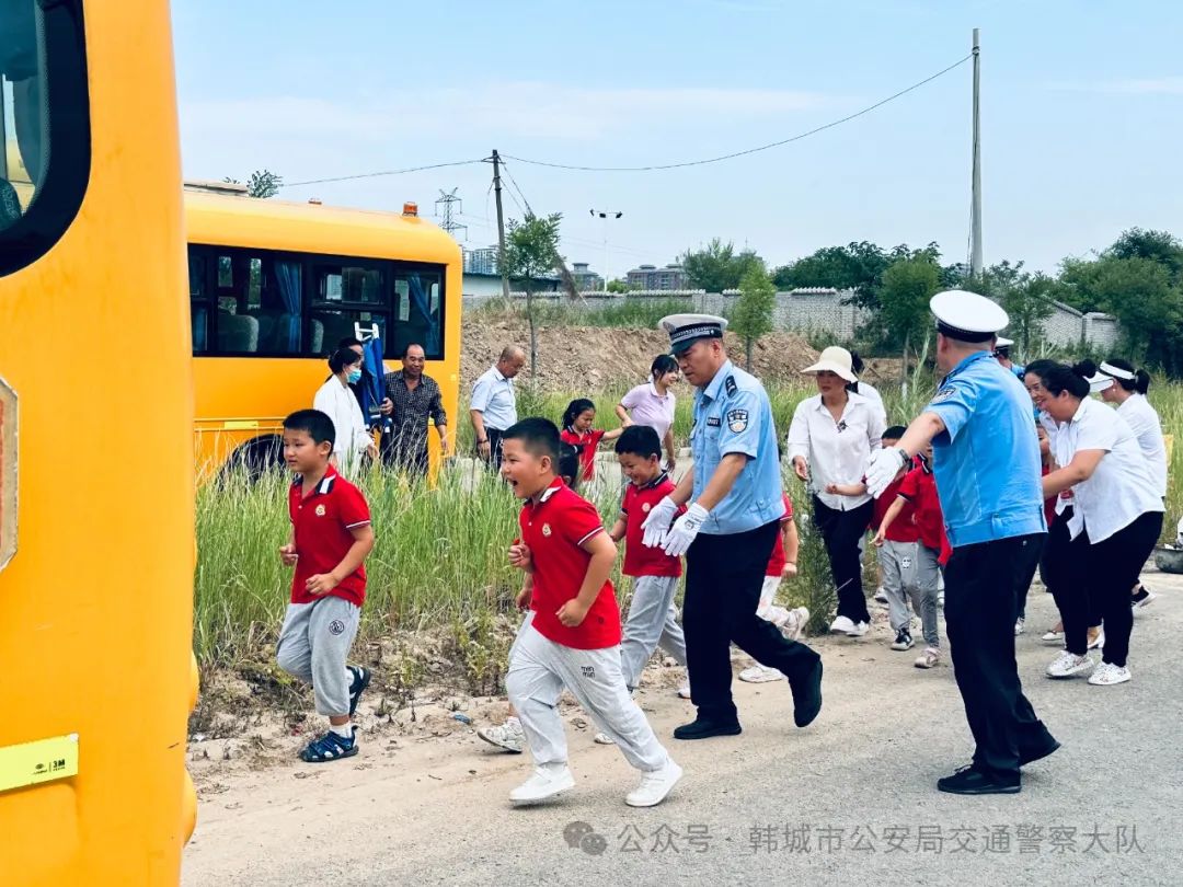 人人講安全 個個會應急——韓城公安交警聯合市教育局開展校車應急疏散演練活動 圖片