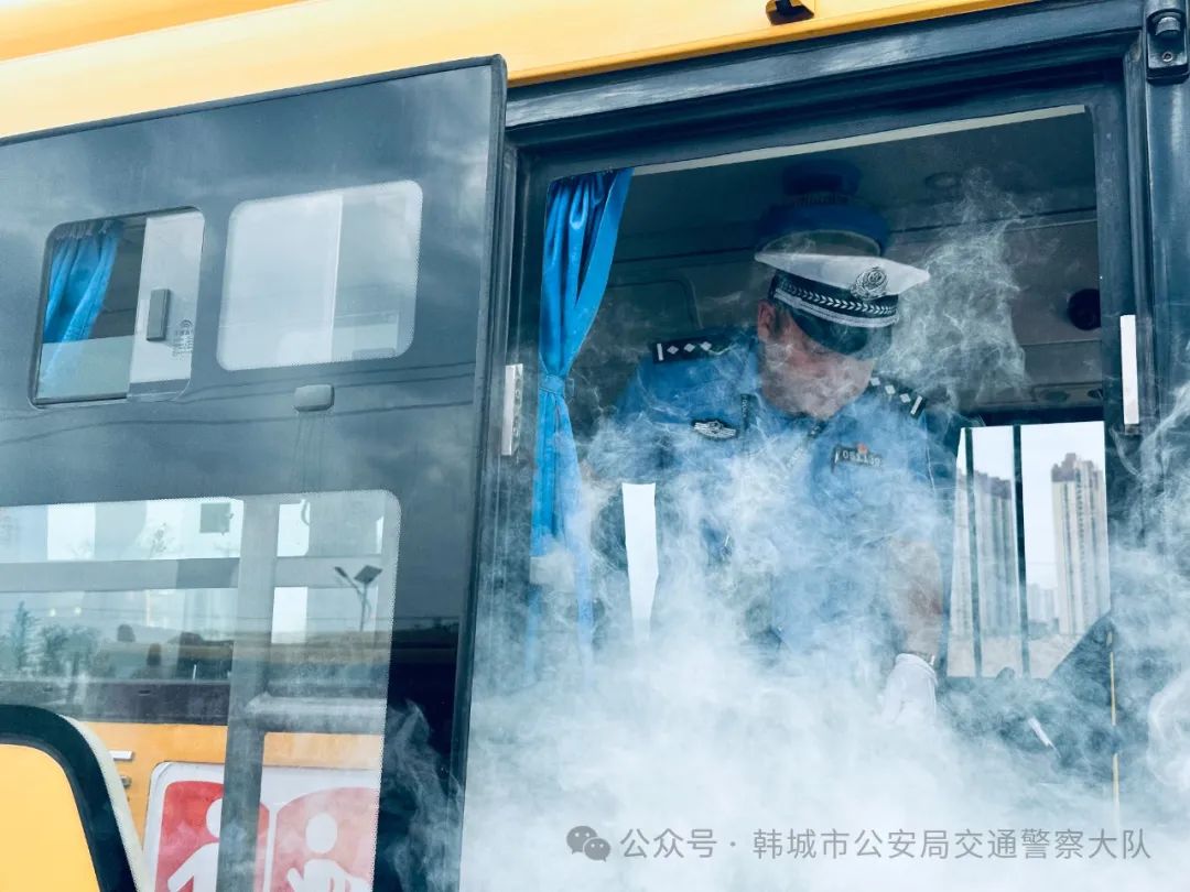 人人講安全 個個會應急——韓城公安交警聯合市教育局開展校車應急疏散演練活動 圖片