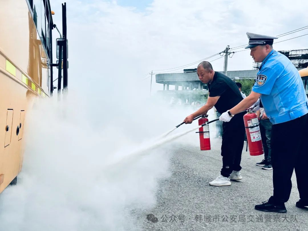 人人講安全 個個會應急——韓城公安交警聯合市教育局開展校車應急疏散演練活動 圖片