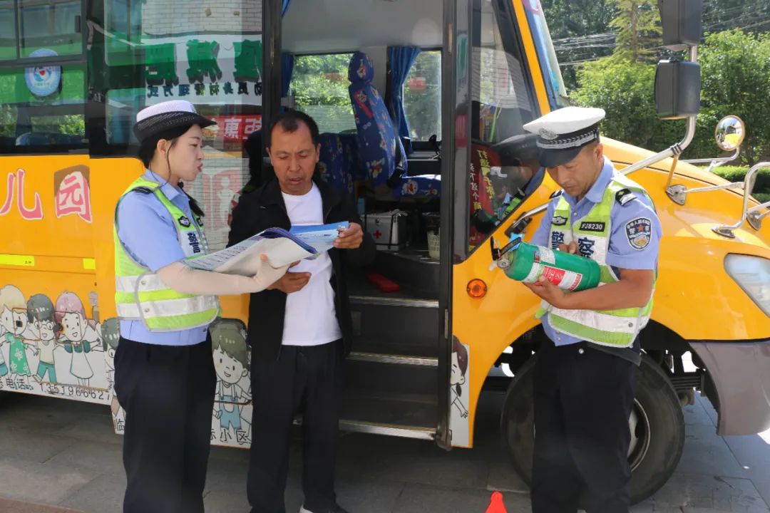 【夏季行動】臨洮公安交警開展校車安全檢查,擰緊校車出行“安全閥” 圖片