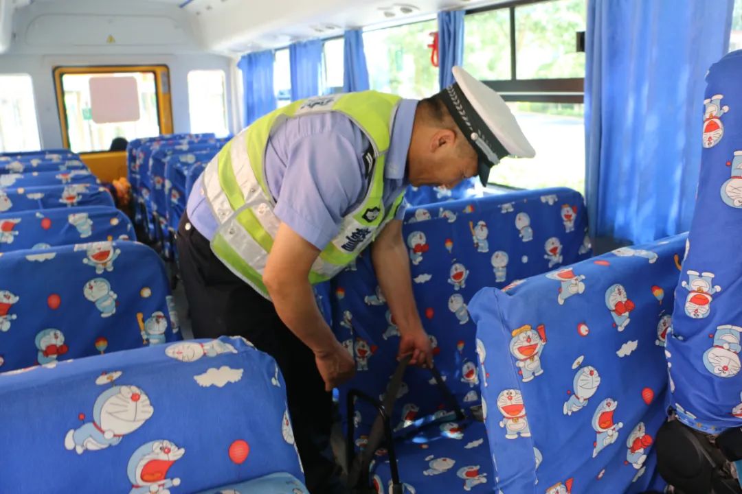 【夏季行動】臨洮公安交警開展校車安全檢查,擰緊校車出行“安全閥” 圖片