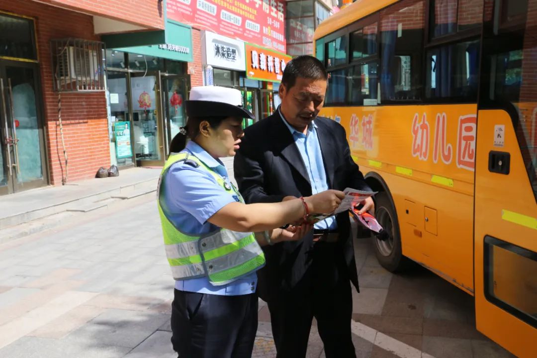 【夏季行動】臨洮公安交警開展校車安全檢查,擰緊校車出行“安全閥” 圖片
