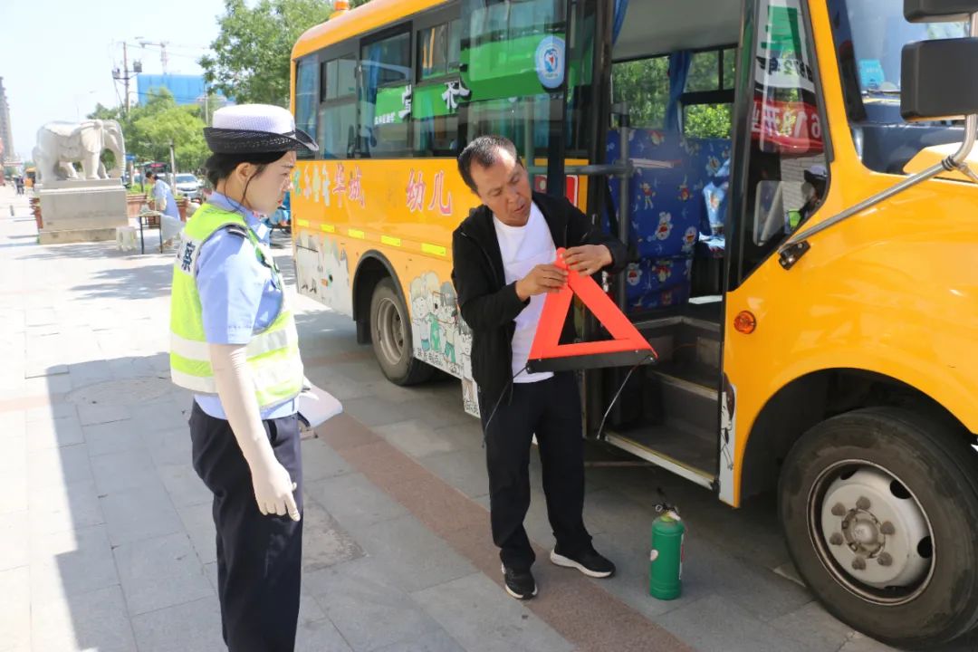 【夏季行動】臨洮公安交警開展校車安全檢查,擰緊校車出行“安全閥” 圖片