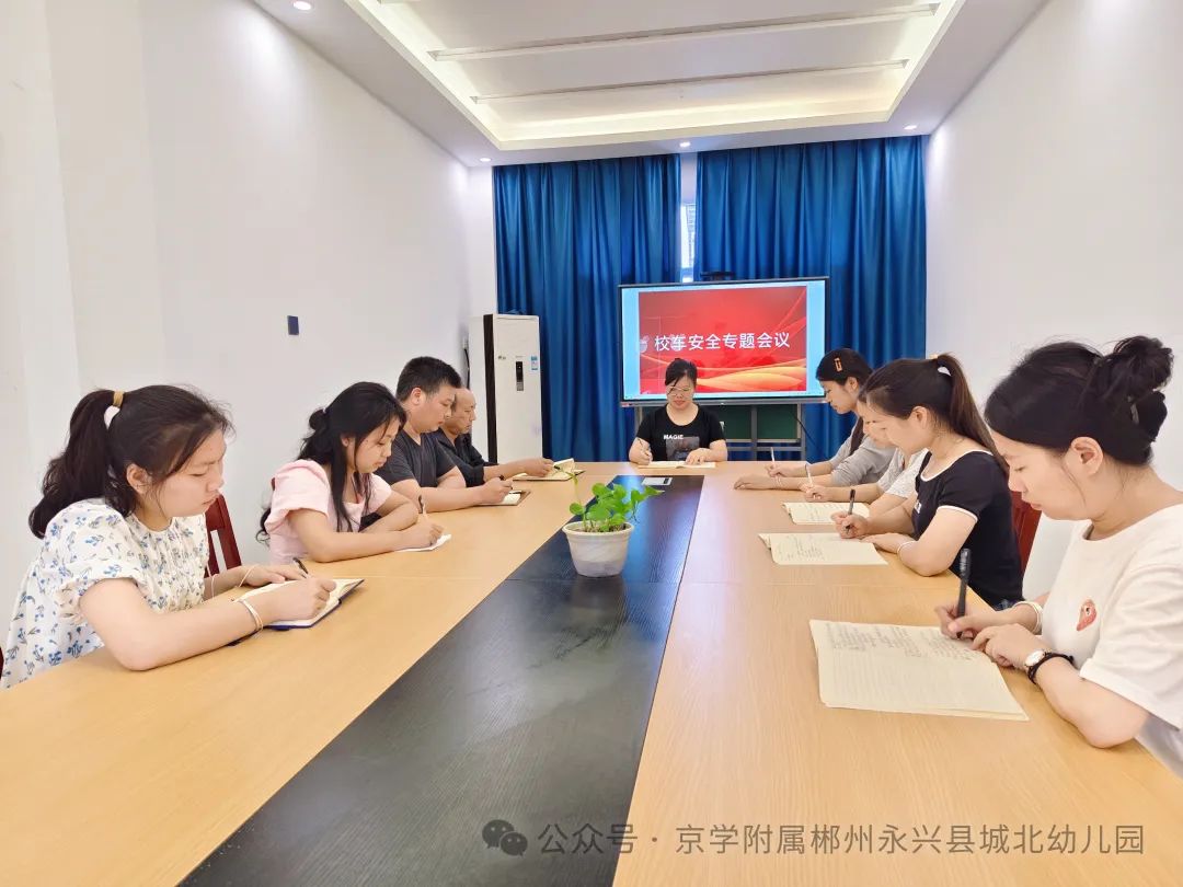 【校車安全】“以練促防·安全護(hù)航”——城北幼兒園校車安全應(yīng)急演練 圖片