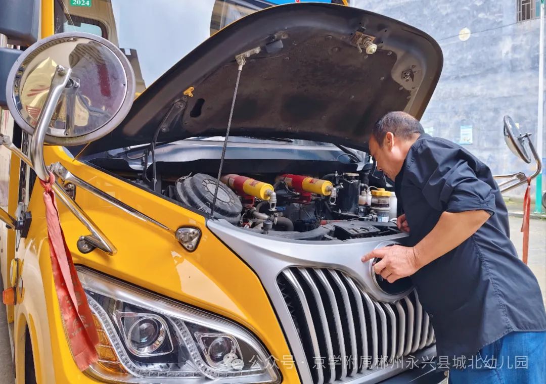 【校車安全】“以練促防·安全護(hù)航”——城北幼兒園校車安全應(yīng)急演練 圖片