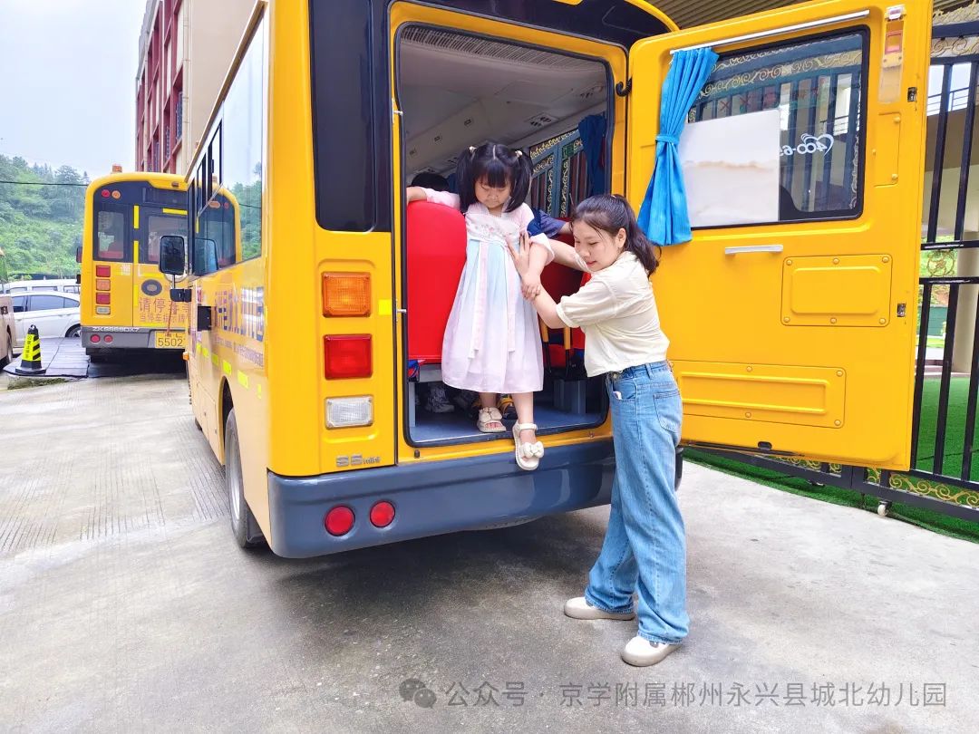 【校車安全】“以練促防·安全護(hù)航”——城北幼兒園校車安全應(yīng)急演練 圖片