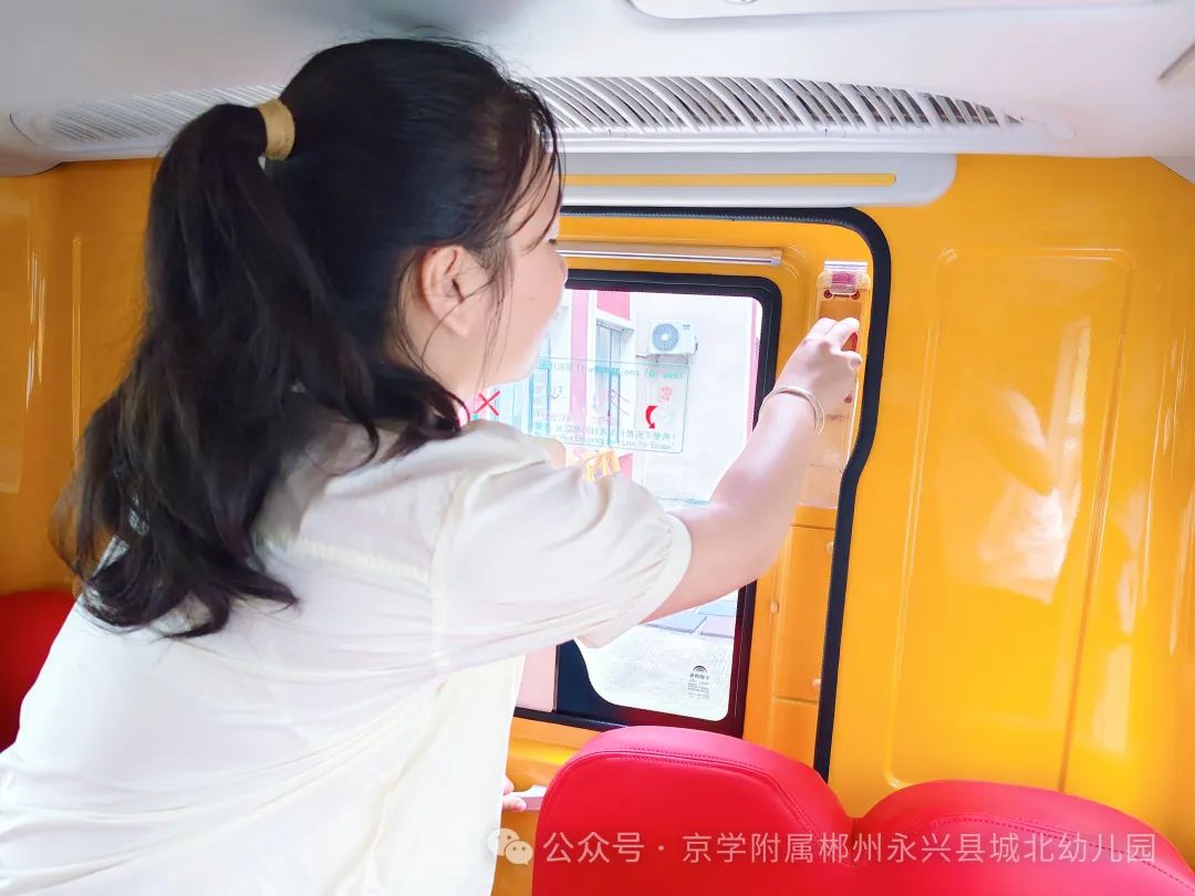 【校車安全】“以練促防·安全護(hù)航”——城北幼兒園校車安全應(yīng)急演練 圖片