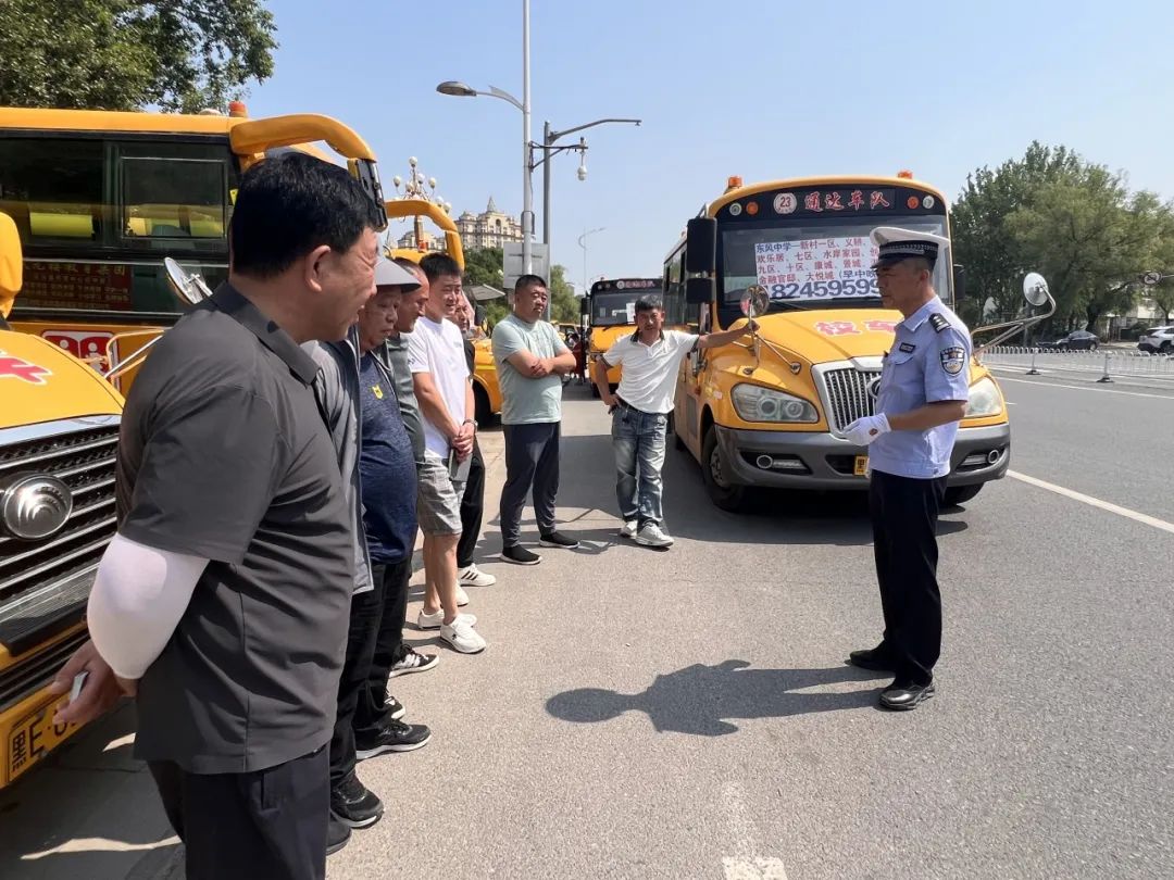 七進宣講丨大慶交警深入東風中學為校車駕駛人開展夏季道路交通安全宣傳活動/ 圖片