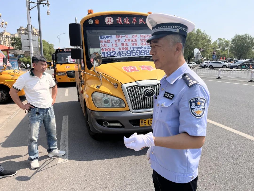 七進宣講丨大慶交警深入東風中學為校車駕駛人開展夏季道路交通安全宣傳活動/ 圖片