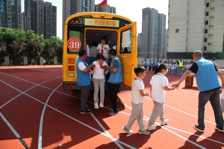 “校車應急演練 筑牢安全防線” 校車安全應急演練紀實 圖片