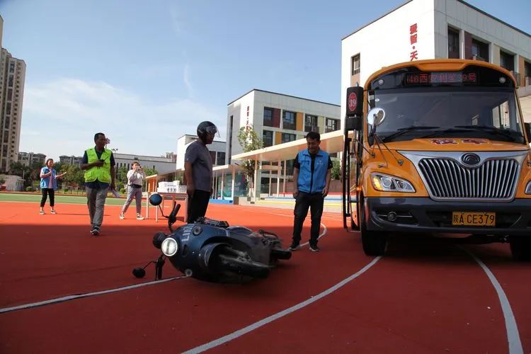 “校車應急演練 筑牢安全防線” 校車安全應急演練紀實 圖片