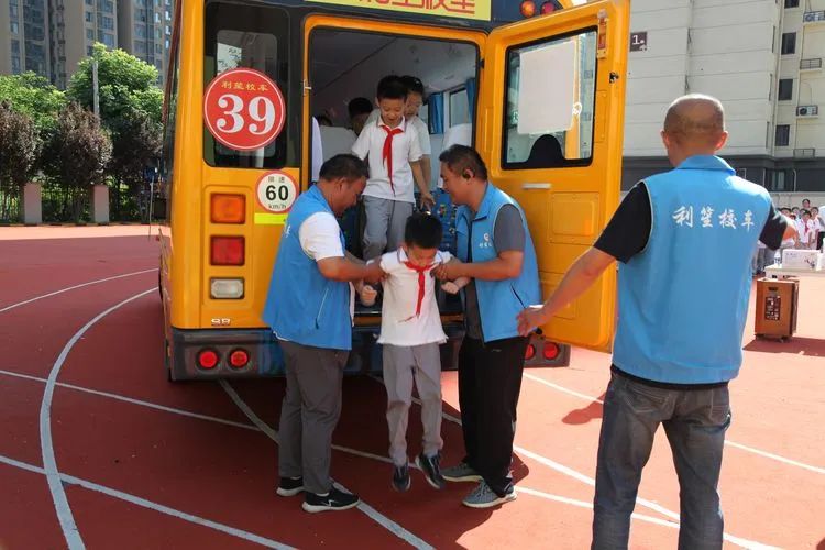 “校車應急演練 筑牢安全防線” 校車安全應急演練紀實 圖片