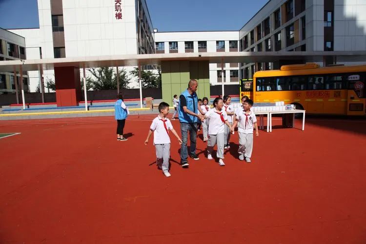 “校車應急演練 筑牢安全防線” 校車安全應急演練紀實 圖片