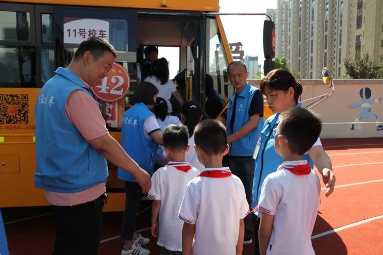 “校車應急演練 筑牢安全防線” 校車安全應急演練紀實 圖片