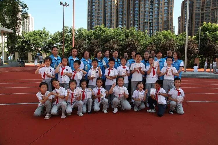 “校車應急演練 筑牢安全防線” 校車安全應急演練紀實 圖片