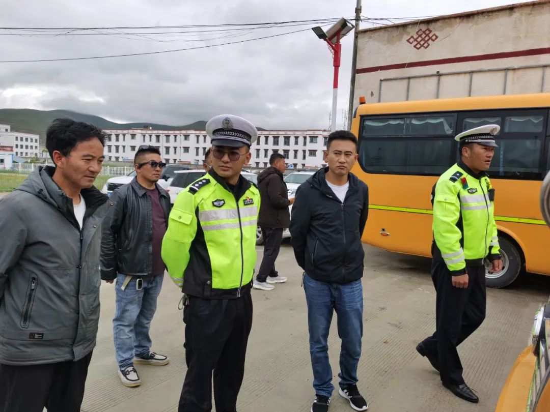 當雄縣教育局聯合縣交警大隊開學前開展校車安全隱患排查工作/ 圖片