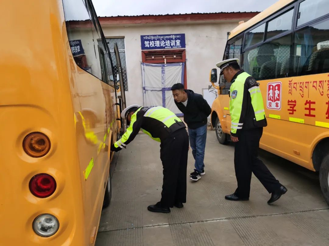 當雄縣教育局聯合縣交警大隊開學前開展校車安全隱患排查工作/ 圖片