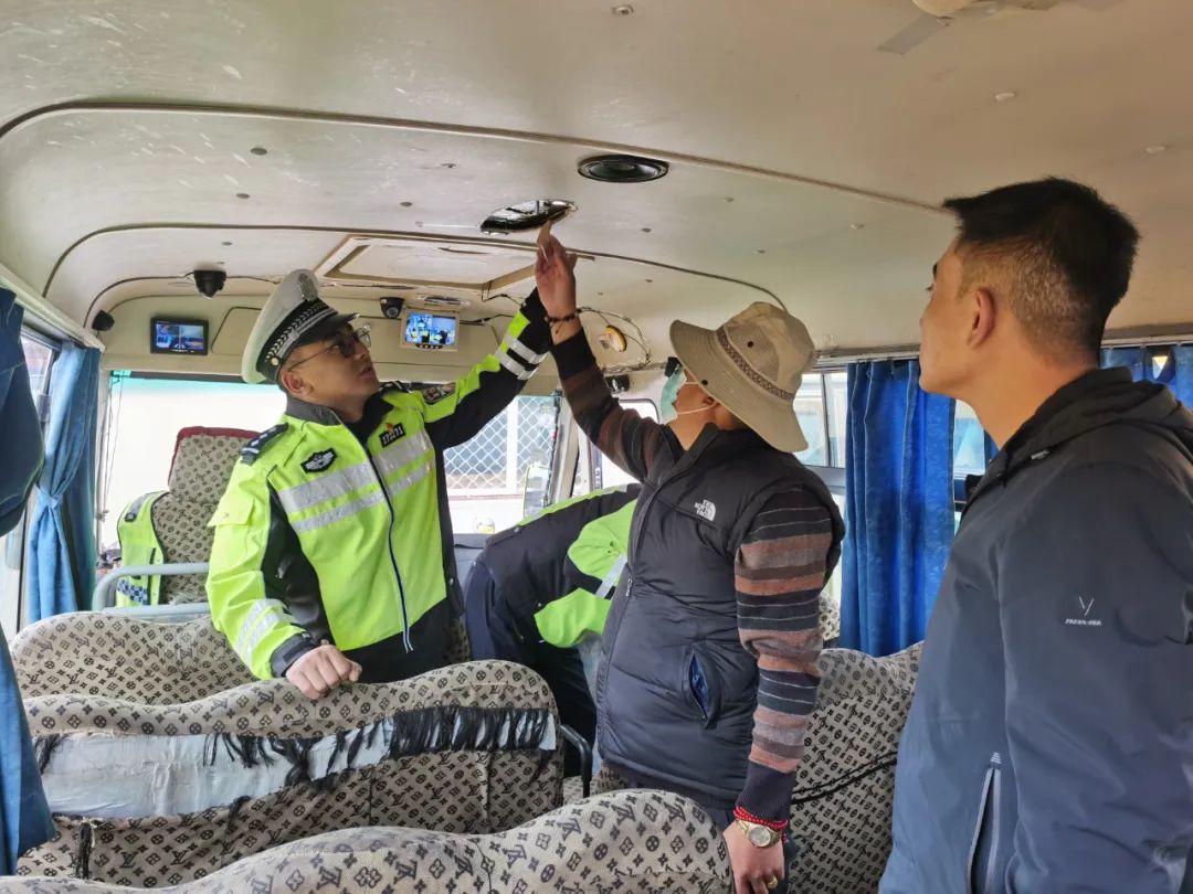 當雄縣教育局聯合縣交警大隊開學前開展校車安全隱患排查工作/ 圖片