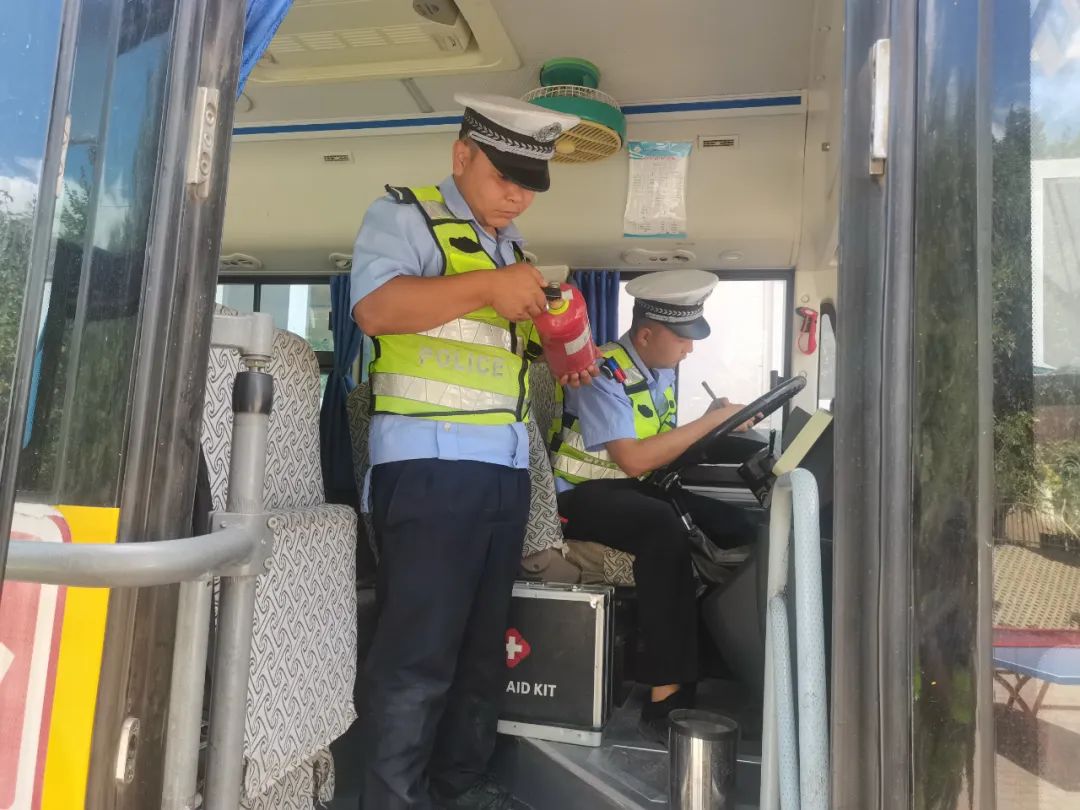 【七進(jìn)宣傳】第十三師新星市公安交警開展校車大檢查,筑牢平安上學(xué)路! 圖片