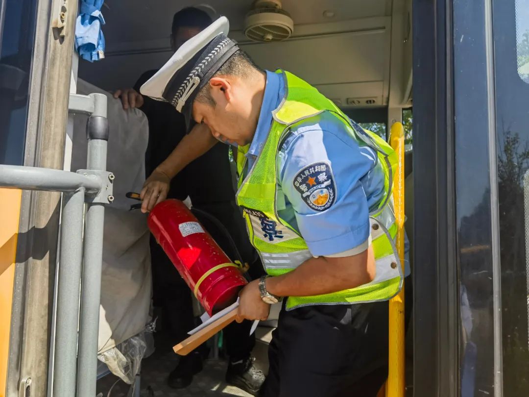 撫順交警：強化校車安全“大檢查”，擰緊校車出行“安全閥”！