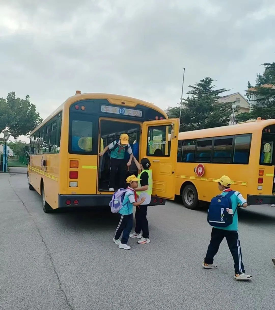 保駕護(hù)航新學(xué)期,校車安全伴我行——開展校車安全演練活動 圖片