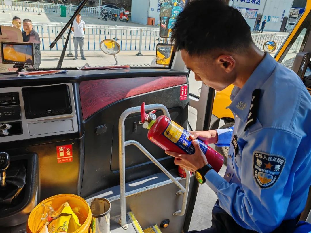 校車安全,從“體檢”開(kāi)始:細(xì)致檢查,守護(hù)每一程平安 圖片