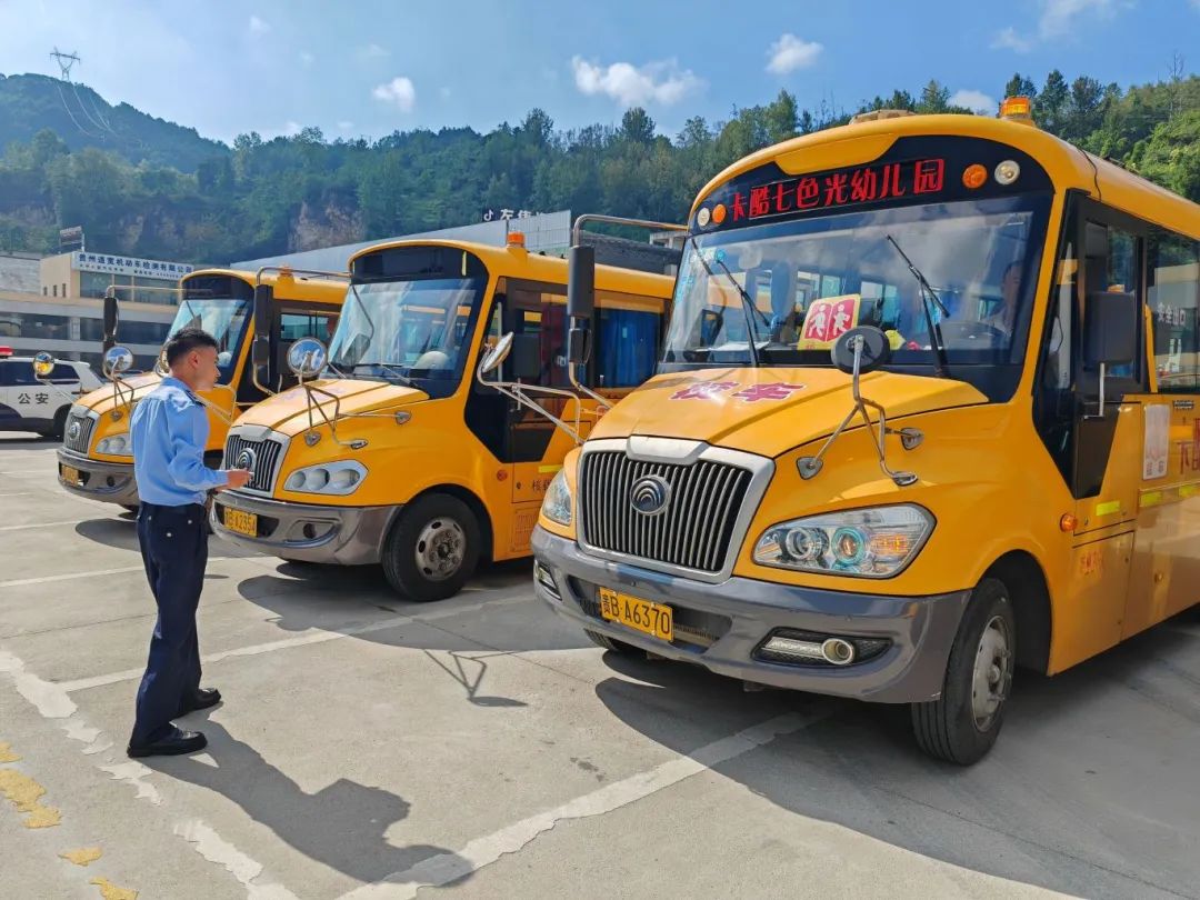 校車安全,從“體檢”開(kāi)始:細(xì)致檢查,守護(hù)每一程平安 圖片