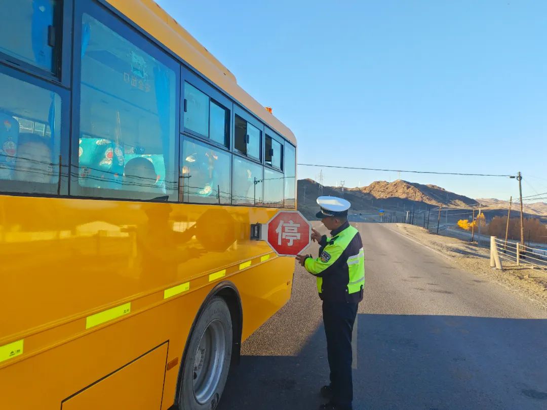 青河公安交警交警:嚴把校車安全關 護航平安上學路 圖片
