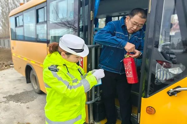 吉木乃交警嚴把校車安全關 護航平安上學路 吉木乃交警嚴把校車安全關 護航平安上學路