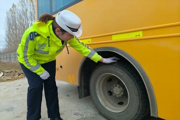 吉木乃交警嚴把校車安全關 護航平安上學路 吉木乃交警嚴把校車安全關 護航平安上學路