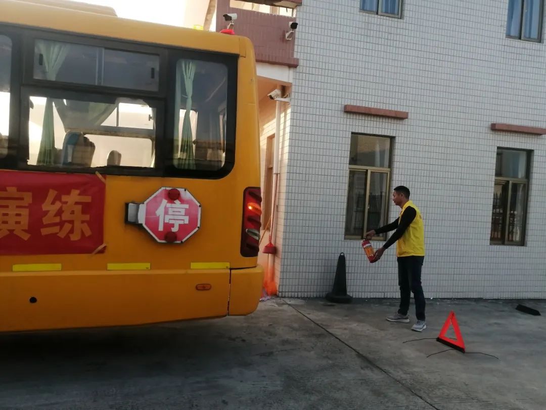校車遇險(xiǎn),學(xué)生安全逃生——記東方六社小學(xué)校車安全逃生演練 圖片
