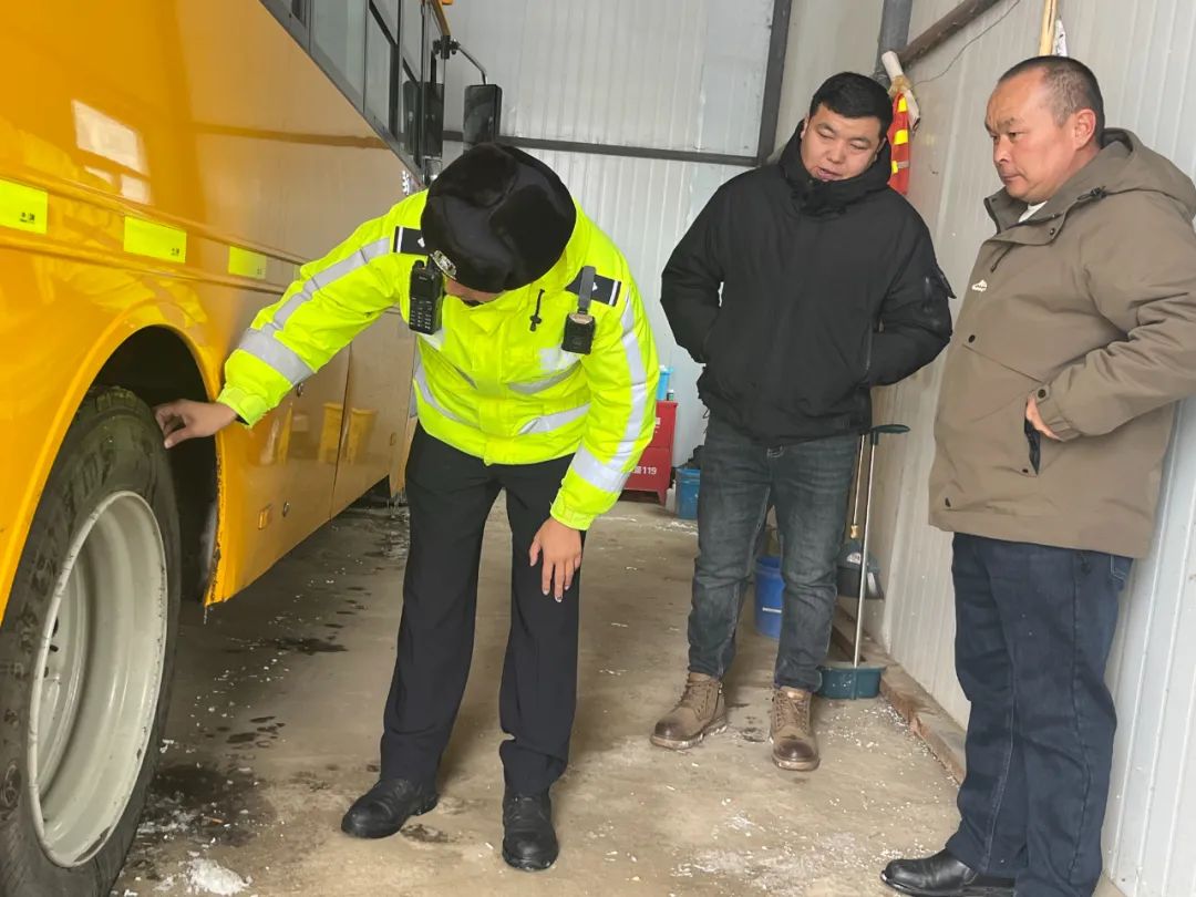 【冬季行動】校車“大體檢”!富蘊公安組織開展校車安全隱患排查整治工作 圖片