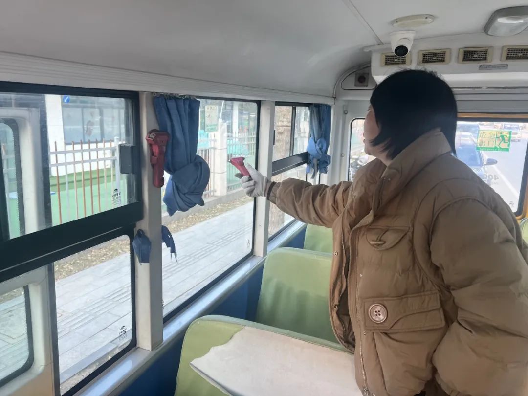 安全乘車,平安“童”行——記平湖市青鳥幼兒園校車安全應急演練活動 安全乘車,平安“童”行——記平湖市青鳥幼兒園校車安全應急演練活動