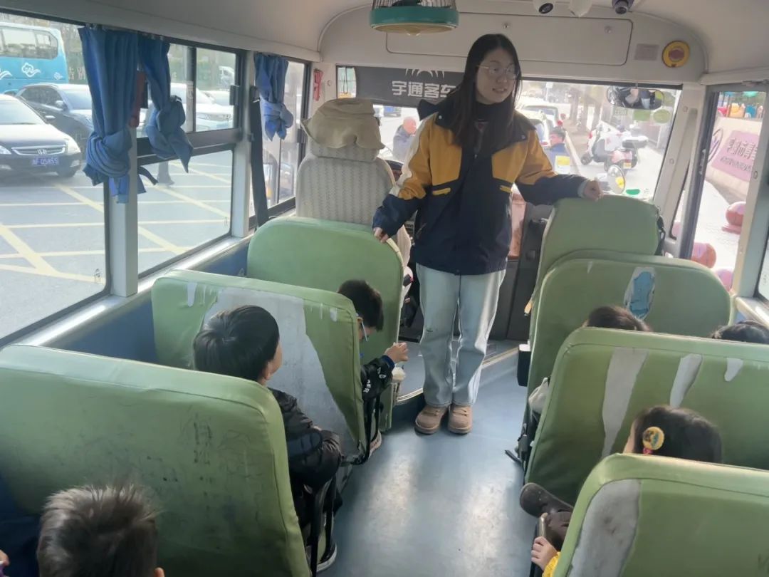 安全乘車,平安“童”行——記平湖市青鳥幼兒園校車安全應急演練活動 圖片