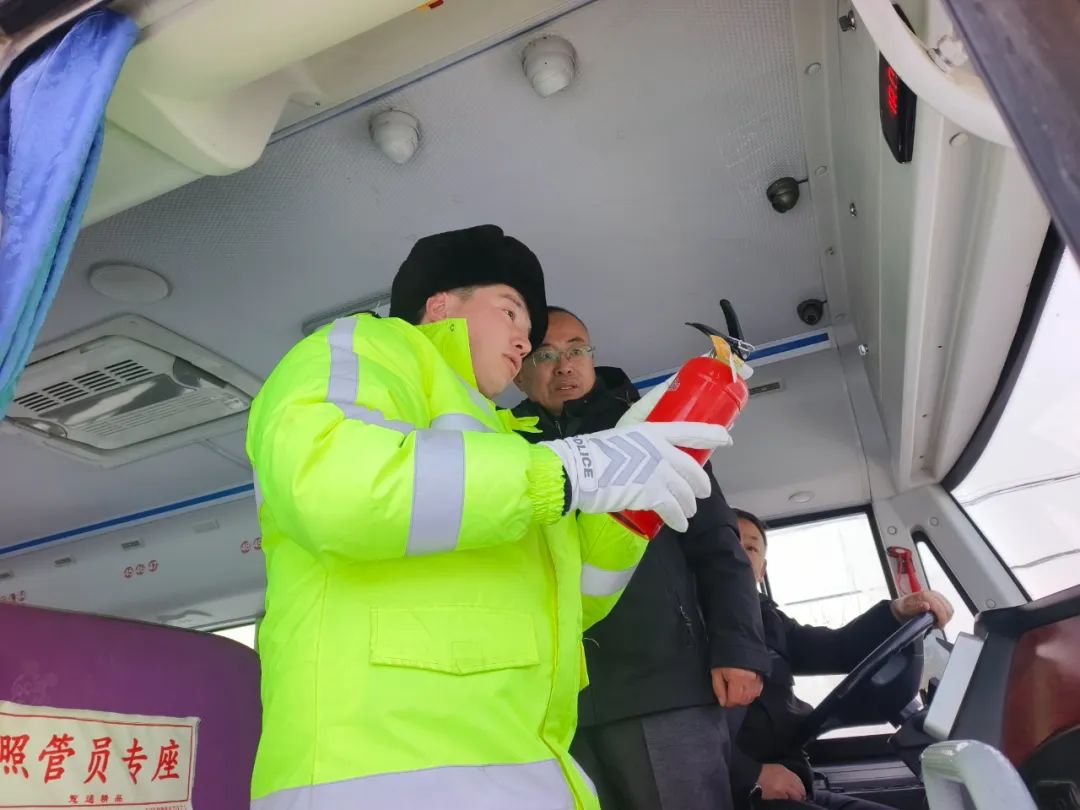 哈巴河交警開展校車突擊檢查 為學生出行筑牢安全防線 圖片